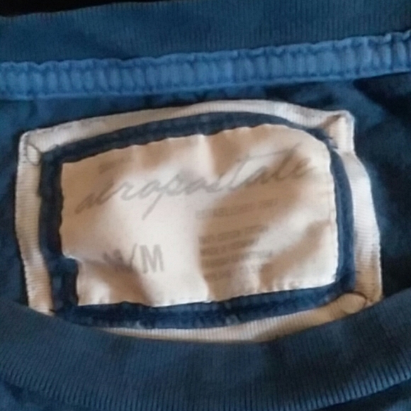 A tee-shirt - Picture 2 of 2